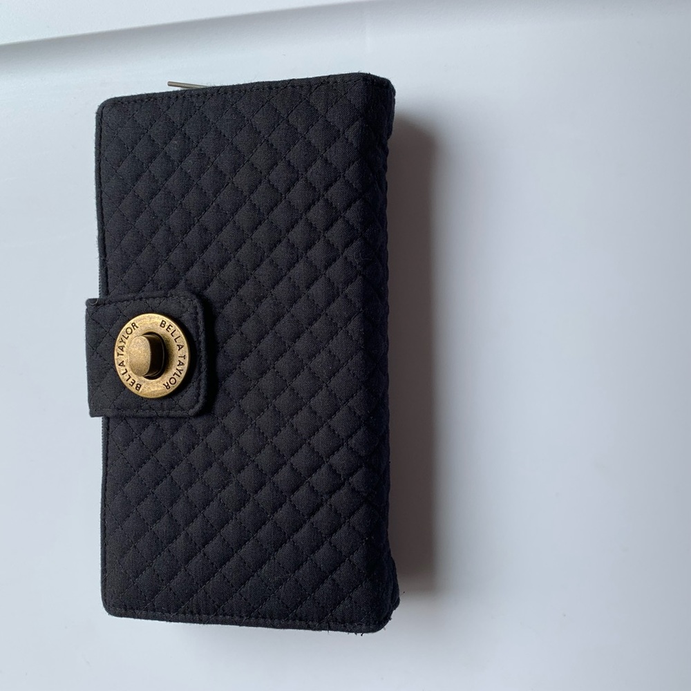 Bella Taylor wallet